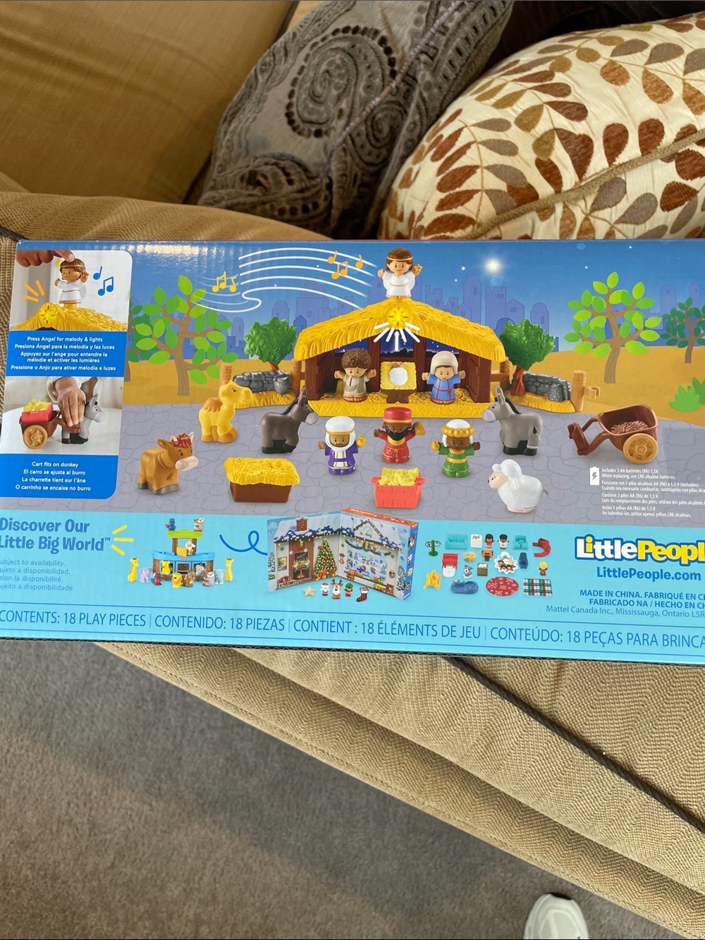 Fisher-Price Little People Nativity Set - Red, Blue, Yellow, White - Picture 3 of 4